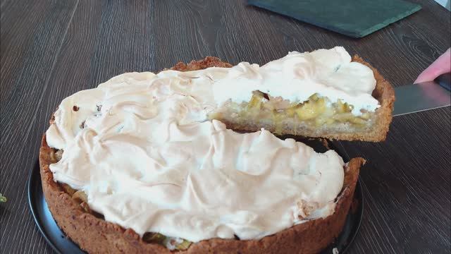Пирог с ревенем и меренгой — нежный десерт! 🥧🍓 смотреть онлайн