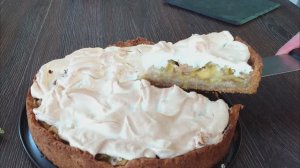 Пирог с ревенем и меренгой — нежный десерт! 🥧🍓