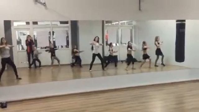 Заняття із сучасної хореографії у школі східного танцю "Аmira" смотреть онлайн