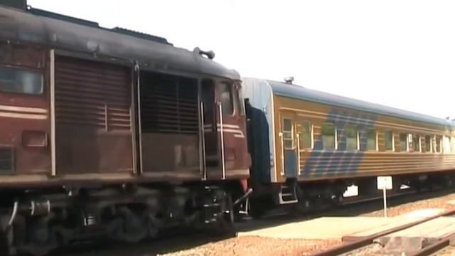 Тепловоз ТЭП60-0927 в ст. Шиауляй / TEP60-0927 at Šiauliai station смотреть онлайн