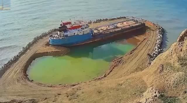 Таймлапс разборка танкера Волгонефть-239 на берегу Чёрного Моря🛳️ смотреть онлайн