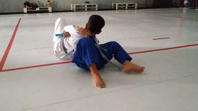ENSINANDO O HON-QUESA-GATAME PARA CRIANÇAS (LUTA DE CHÃO JUDÔ) смотреть онлайн