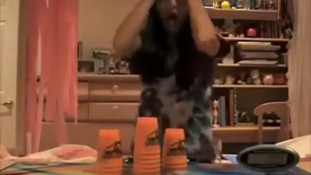 Cup Stacking Girl vs Skrillex смотреть онлайн