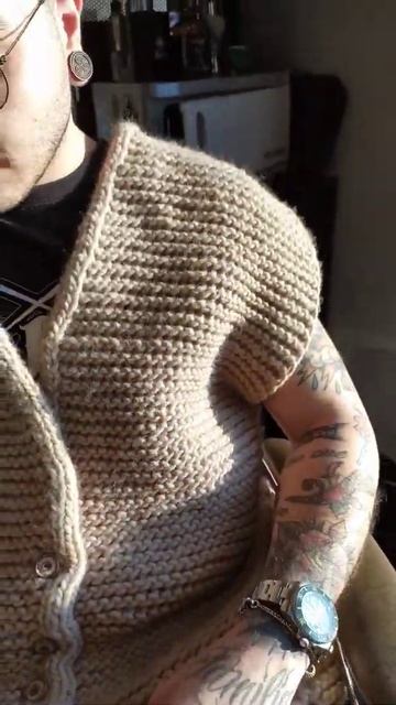 Он надел мой вязаный кардиган😲 смотреть онлайн