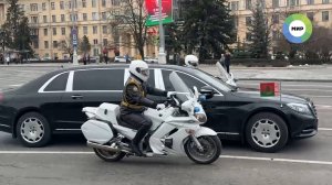 Кортеж Лукашенко едет во Дворец Независимости