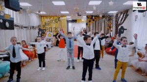 Зажигательный танец мальчиков на празднике в детском саду, видеосъёмка выпускного