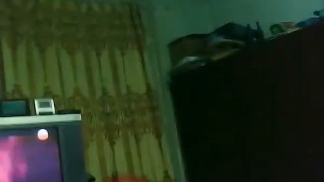 Двухлетний внук Артём,отрабатывает удар ногой...:-) смотреть онлайн