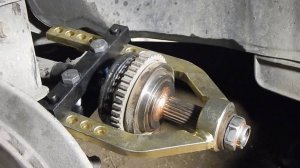 Замена пыльника наружного ШРУСа Лада Гранта (и снятие ШРУСа с помощью съемника).