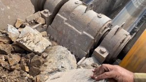 Строительство, дробление щебёнки