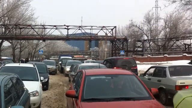 вот такие пробки! Коммунальные службы в Ростове плохо работают! смотреть онлайн