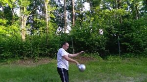 Силовое жонглирование гирей. Вертолёт перед собой. Slow Video