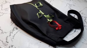 Сумка из ткани с интересным дизайном.