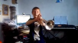 ребёнок играет на трубе Джямайка