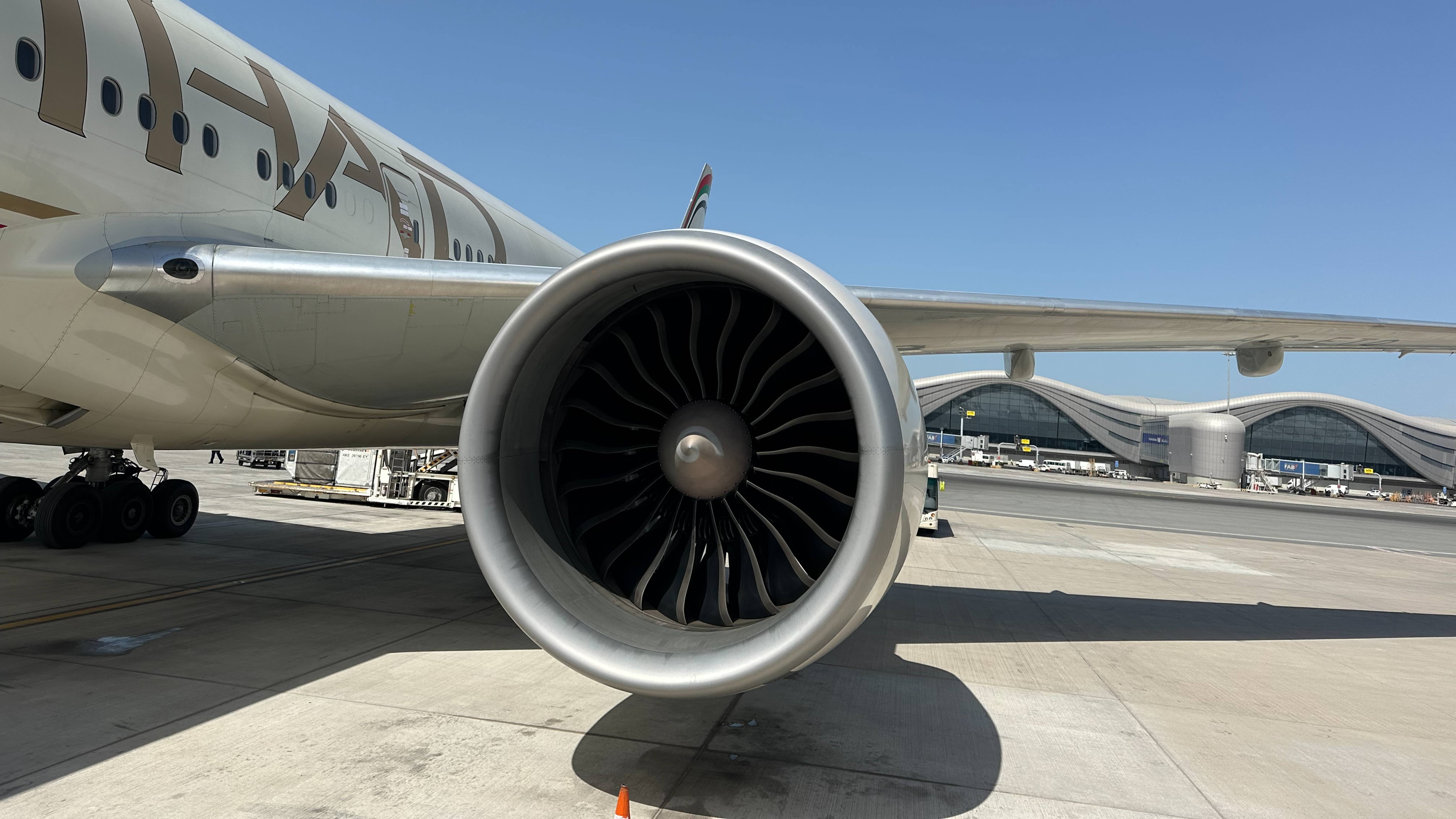 Боинг 787  а/к Etihad,  взлет из Абу-Даби, Zayed International Airport