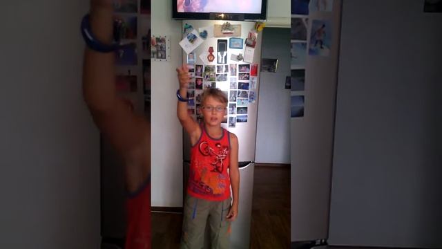 Красиво поет мальчик