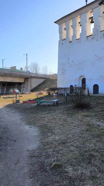 Часовня княгини Ольги и колокольный звон у храма успения в Пароменья. смотреть онлайн