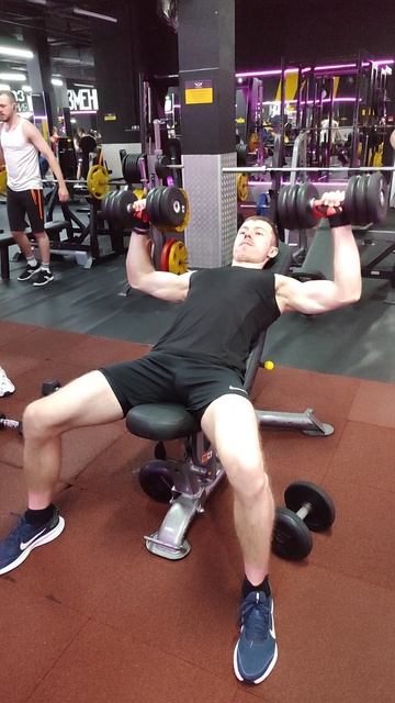 2 Жим гантелей на наклонной скамье