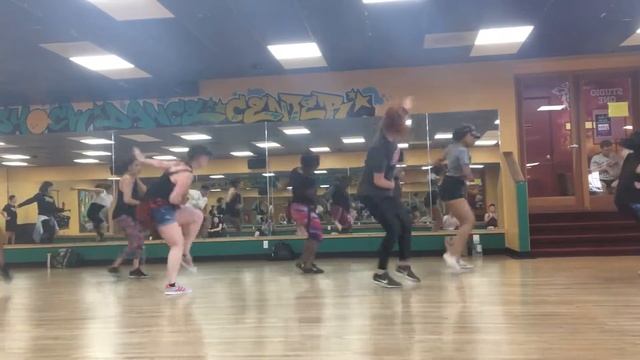 Dancing too Let it Bump by Missy Elliot смотреть онлайн