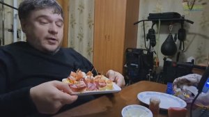 Канапе из жареного яйца и копчёной колбасы: простой рецепт