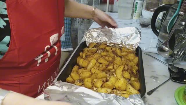 Курица с картофелем в духовке. Вкусно и просто. смотреть онлайн