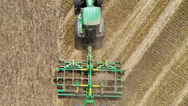 Компактная дисковая борона KRONOS 6+ с ножевыми катками в работе. смотреть онлайн