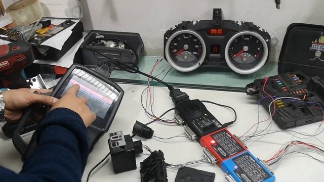 programación de llave a Megan 2 de tarjeta en banco vía obd2 y comprobación de todos los módulos смотреть онлайн