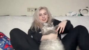 Света Соллар показывает ножки