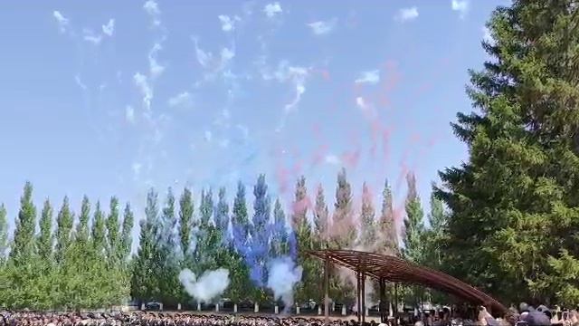 Дневные фейерверки салюты — это пиротехника для организации фейерверка флаг РФ и РТ три линии смотреть онлайн