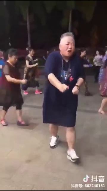 Зажигательный танец китайской бабушки