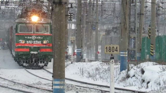 Идет поезд и снег ВЛ11 выезжает со станции смотреть онлайн