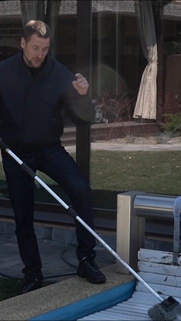 Чистка защитного покрытия бассейна | Строительство бассейнов в Ростове-на-Дону #poolmann