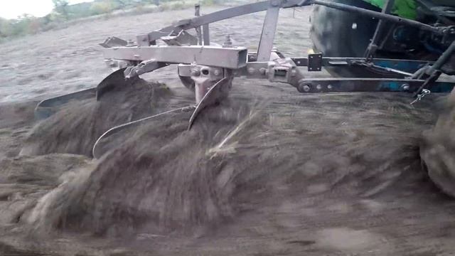 Трактор Т40АМ с плугом ПЛН 2-35. Против 1.5 га поля. Оторвал кусок лемеха. смотреть онлайн