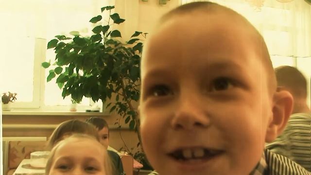 Весёлые детишки забавляются под прикольную музыку