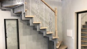 Поворотная лестница из профильной трубы с элементами ковки