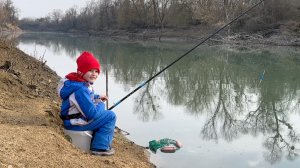 Попали на хороший клев! Дети на рыбалке