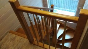 Комбинированная деревянная лестница с 1-го на 2-й этаж