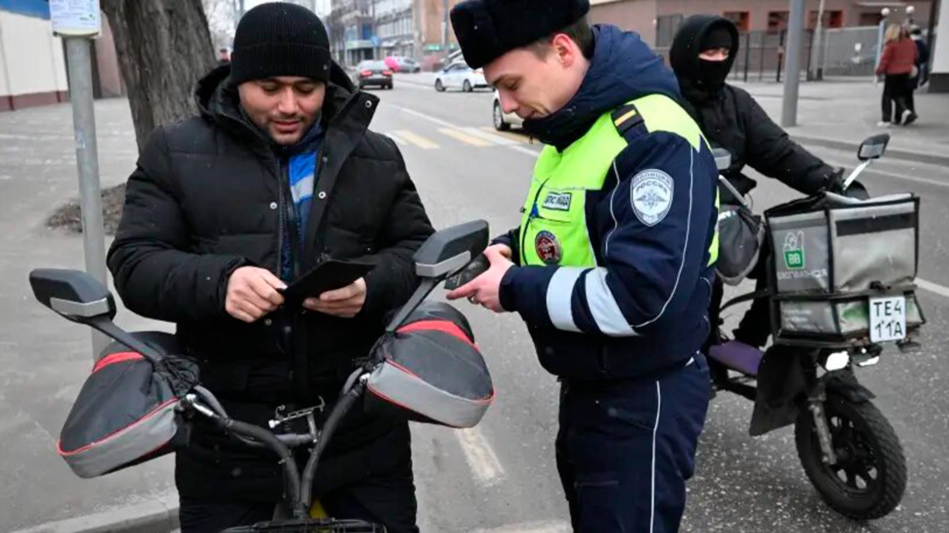 Полиция в Петербурге начала изымать электровелосипеды у курьеров за нарушения смотреть онлайн