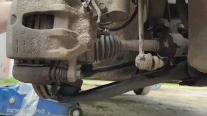 Замена переднего тормозного шланга на Hyundai Solaris. Прокачка торомзов своими руками.