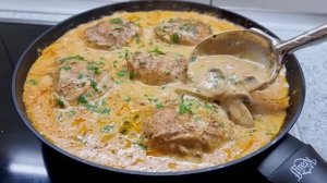 Рецепт курицы в сливочном соусе с грибами стоит попробовать_ вкусное и нежное блюдо.