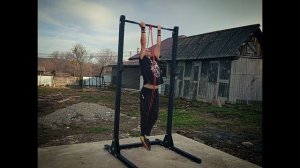 Подтягивания на турнике обратным хватом с резинкой