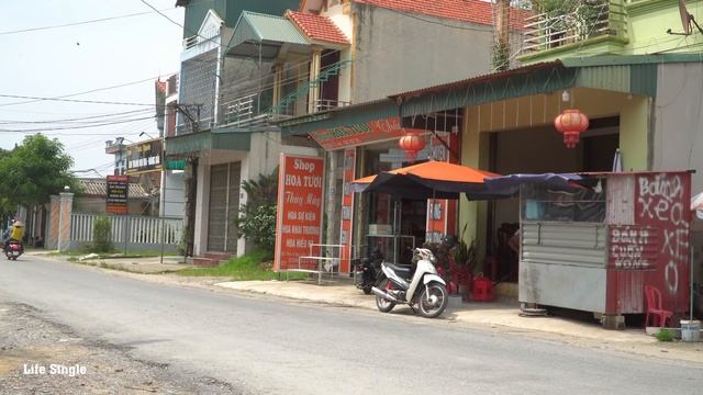 Life Single: Struggling Single Mother Gets Help From A Strange Man