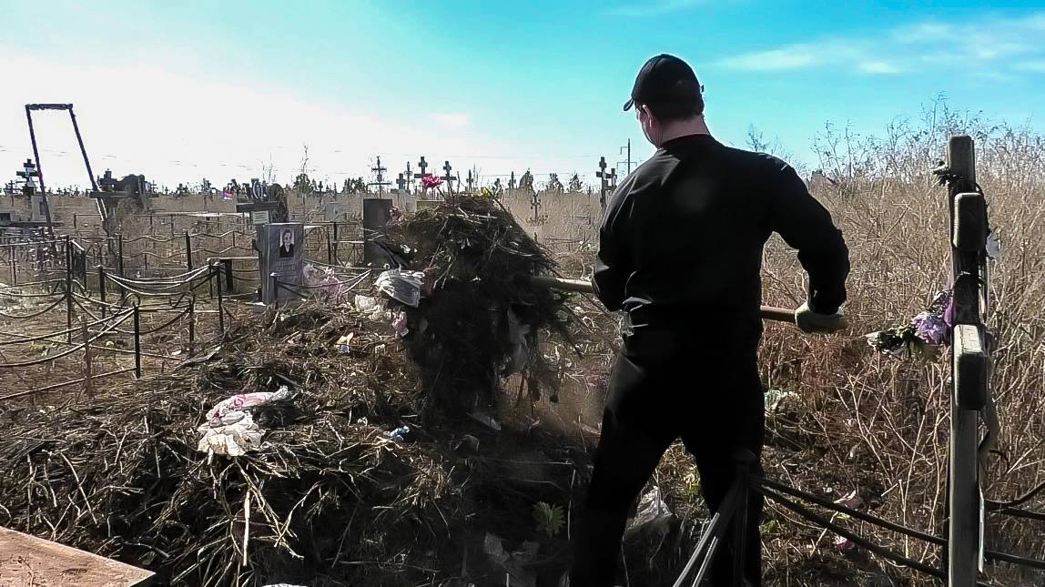 В Волжском наводят порядок на кладбищах смотреть онлайн