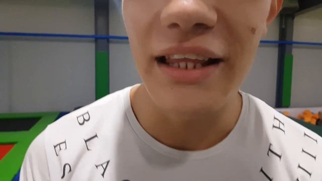 СДЕЛАЛ ДВОЙНОЕ САЛЬТО НА ГОЛОВУ | Как научиться делать заднее и переднее сальто за 5 минут? смотреть онлайн