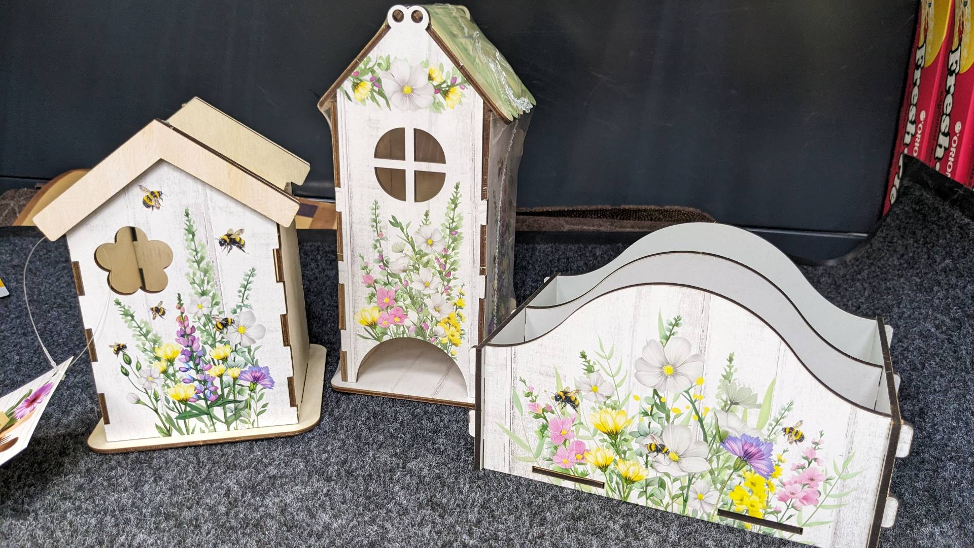 В Фикс Прайс садоводы разбирают Хосты, деревянные домики, бульонницы и длинные для уборки. Новинки смотреть онлайн