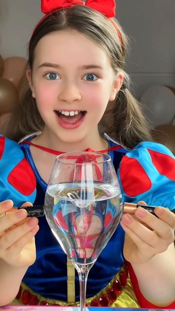 Snow White and the Science Experiments with a Glass of Water. Abracadabra or Science #snowwhite смотреть онлайн