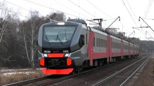 ЭП2ДМ-0252 сообщением Екатеринбург-Пасс. — Ощепково делает остановку на о.п. Большая Поляна