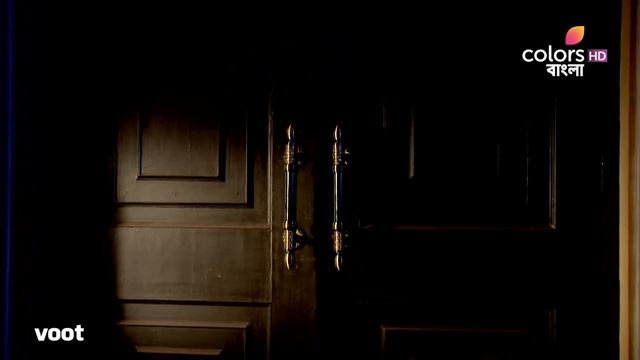 Nishir Daak | নিশির ডাক | Tara Puts Out The Fire And Points To Shreemoyee смотреть онлайн