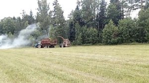 Будни тракториста в поле.