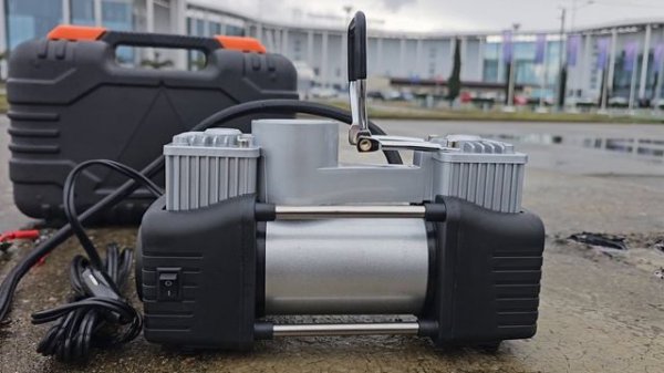 Двухпоршневой компрессор с набором для ремонта шин