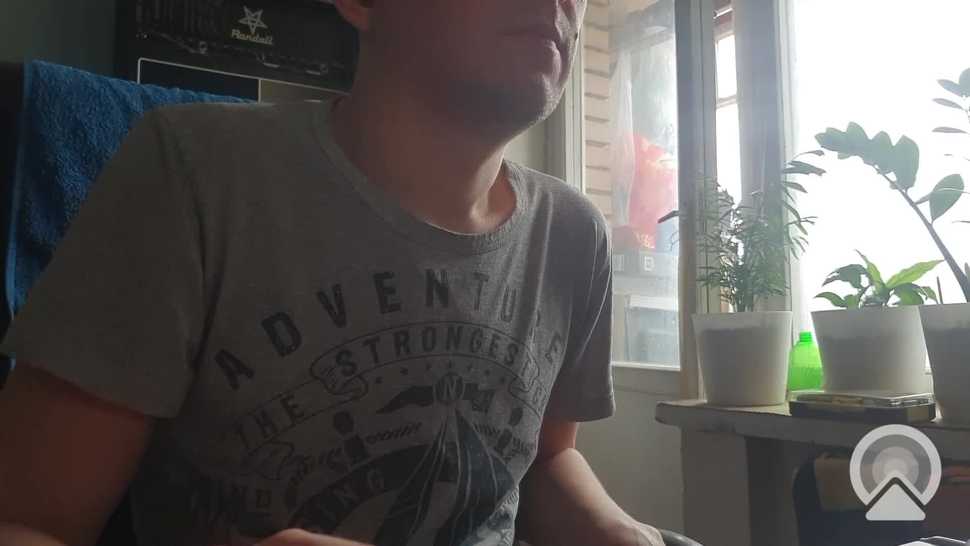 Играю на гитаре